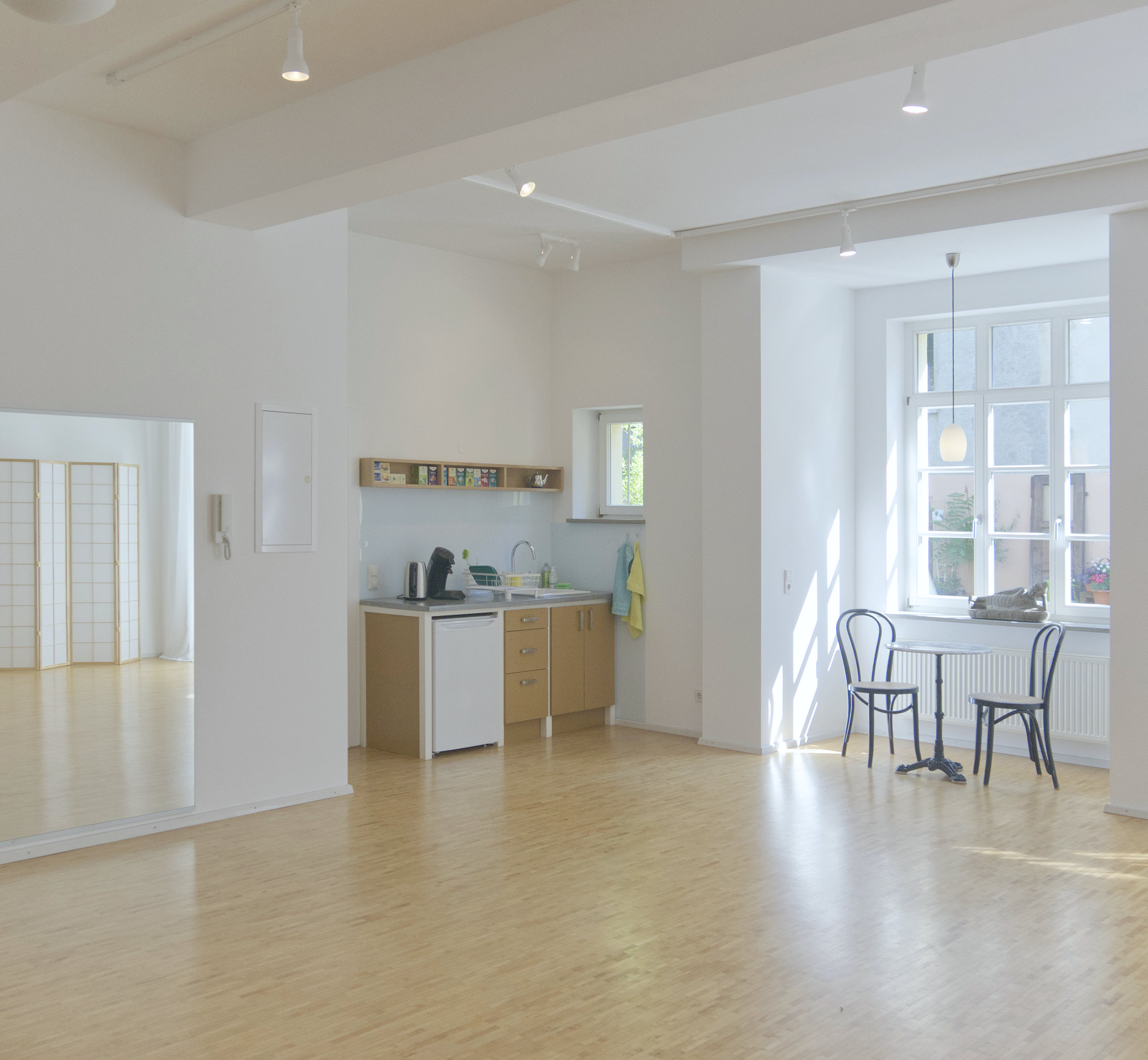 Meditationsraum Freiburg, Sitzecke und Teeküche